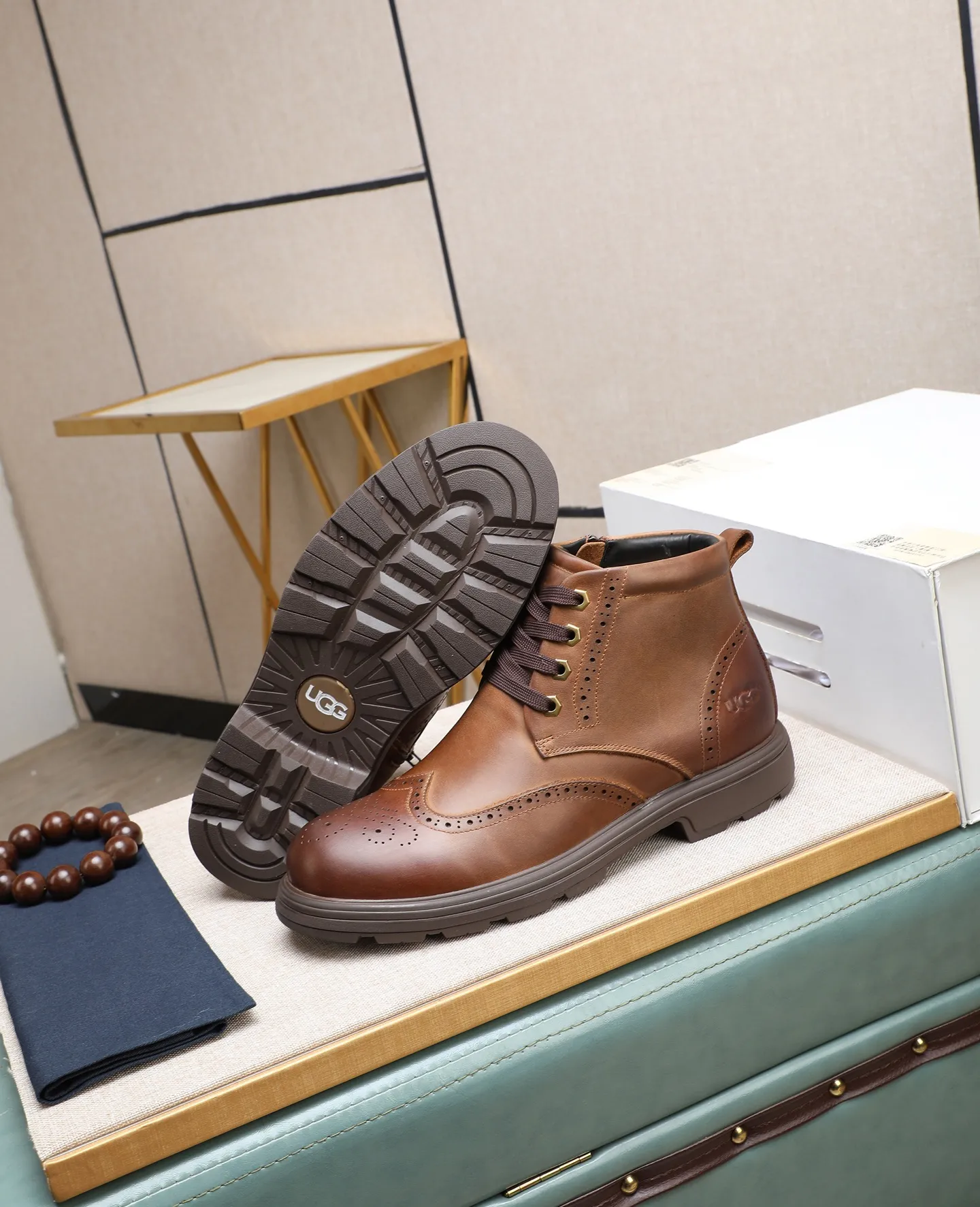 Men's shoes 💰640 (full genuine wool lining, 10% off for fake ones) Please pay attention to the quality of the original item and compare the thickness of the wool 🏮🏮 Popular UGG men's shoes from Australia's warm luxury brand, the official website is synchronized, Beckham men's style..., made of imported first-layer waxed cowhide, waxed toe cap, Australian real wool velvet lining Carefully sewn...Imported rubber Martin boots outsole (comfortable, soft, wear-resistant) The quality is really great...Exquisite workmanship, you won't be able to put it down at first sight, size 39-44 (customized in 45)